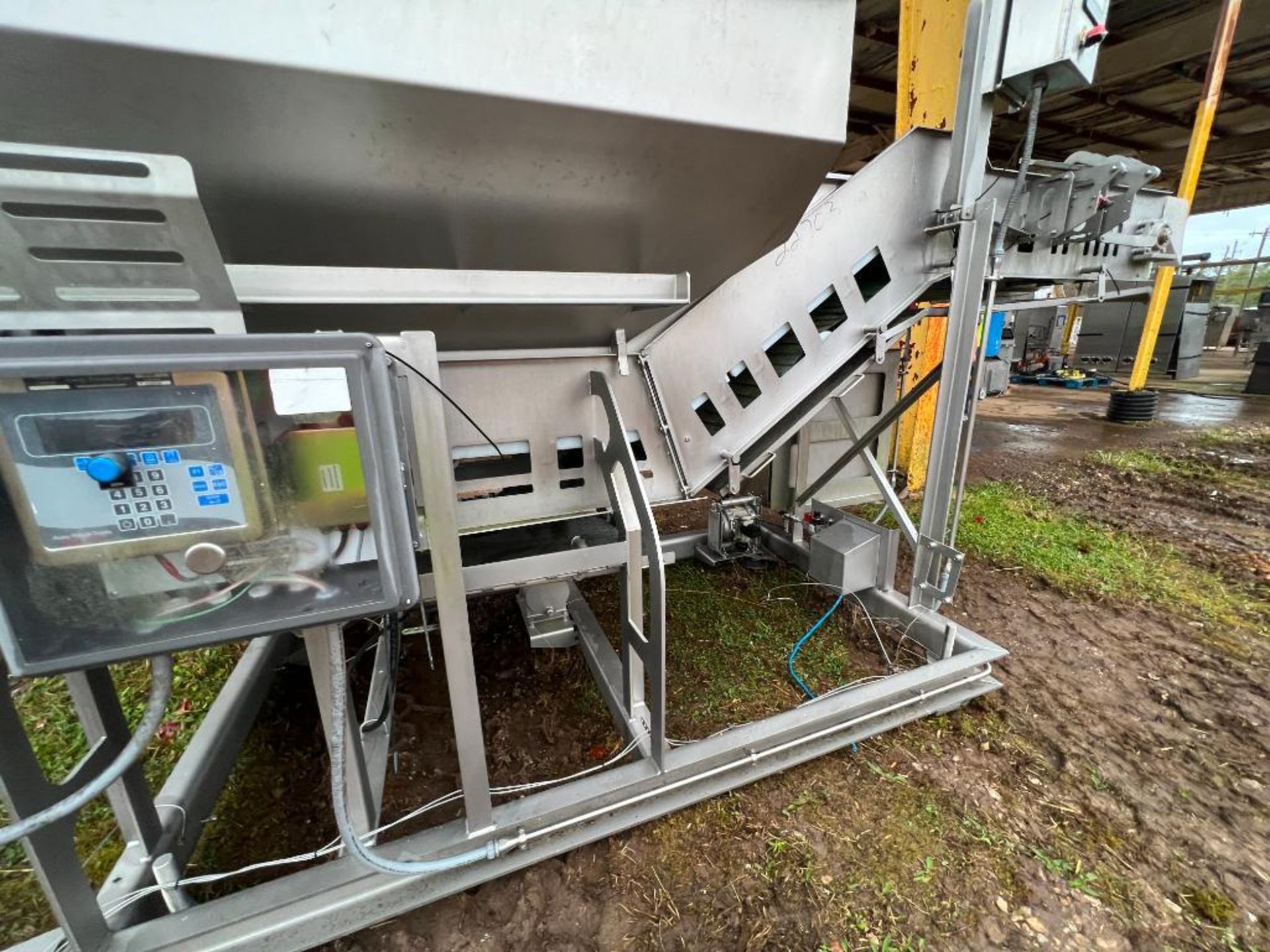 Friesen's incline hopper conveyor, with tilt hopper, 73 in. x 53 in. x 33 in. deep hopper, dual weig - Image 18 of 30