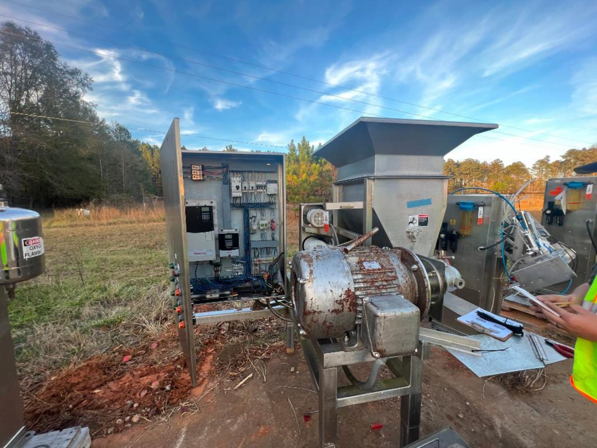 Urschel grinder, 40 hp motor, control panel with (2) AB VFD's - Image 2 of 29