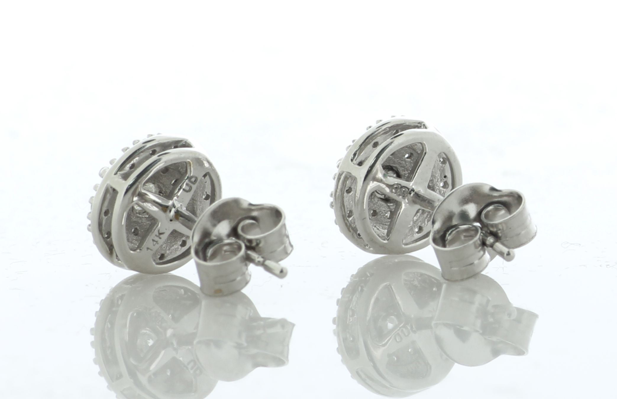 14ct White Gold Round Cluster Diamond Stud Earring 0.25 Carats - Valued By IDI £1,720.00 - One - Image 3 of 4