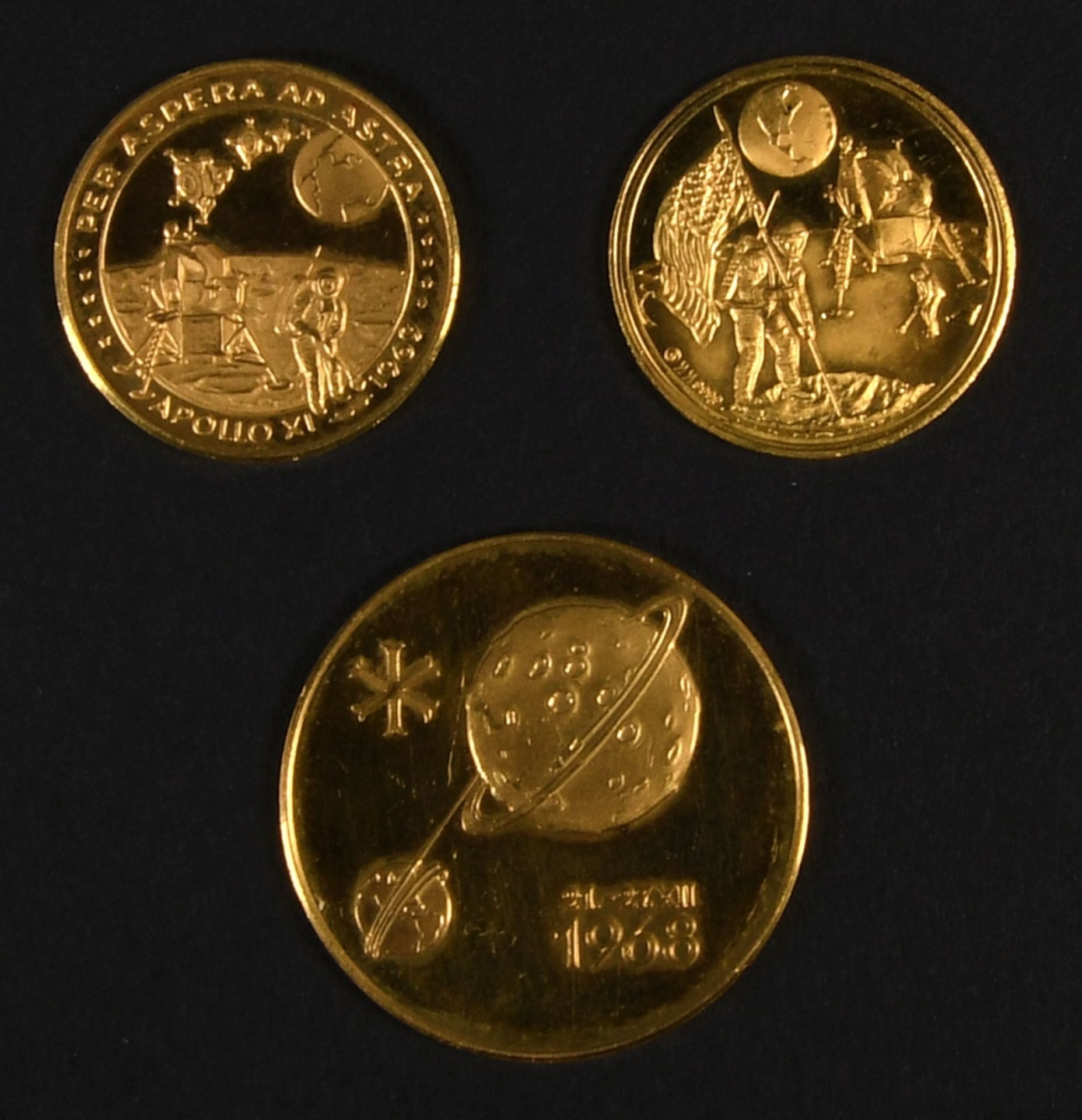 Goldmedaillen, 3 Stück - Mondumrundung und Mondlandung, 1968/69 - Bild 3 aus 3