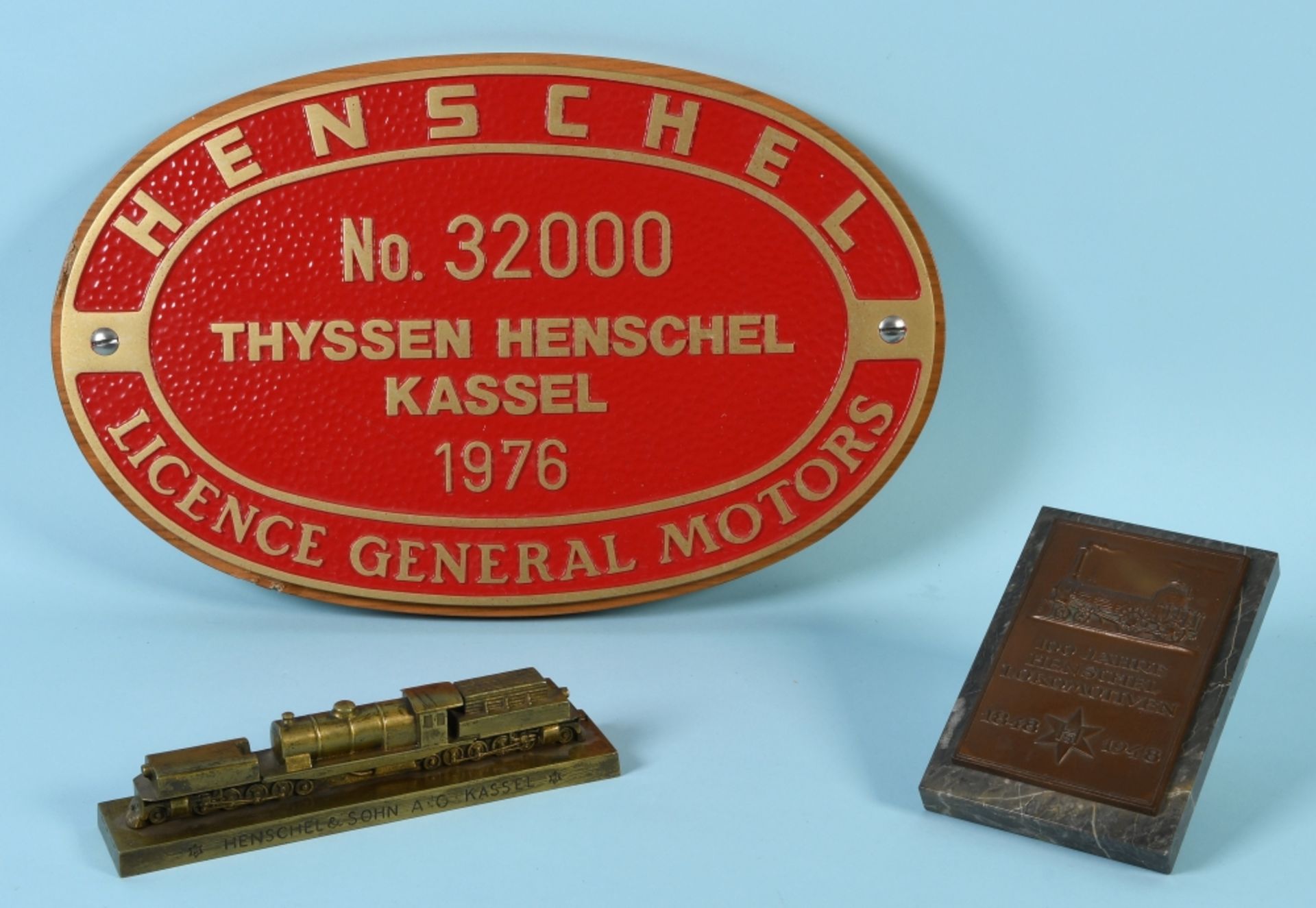 Firmenplaketten, 2 Stück und 1 Modelldampflok "Fa. Henschel, Kassel"