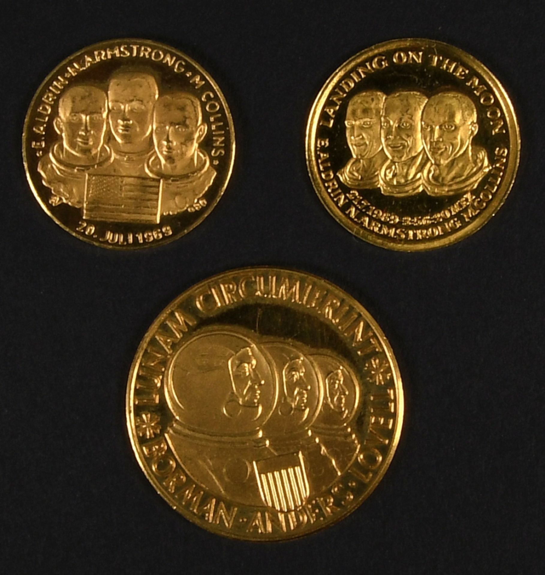Goldmedaillen, 3 Stück - Mondumrundung und Mondlandung, 1968/69 - Bild 2 aus 3