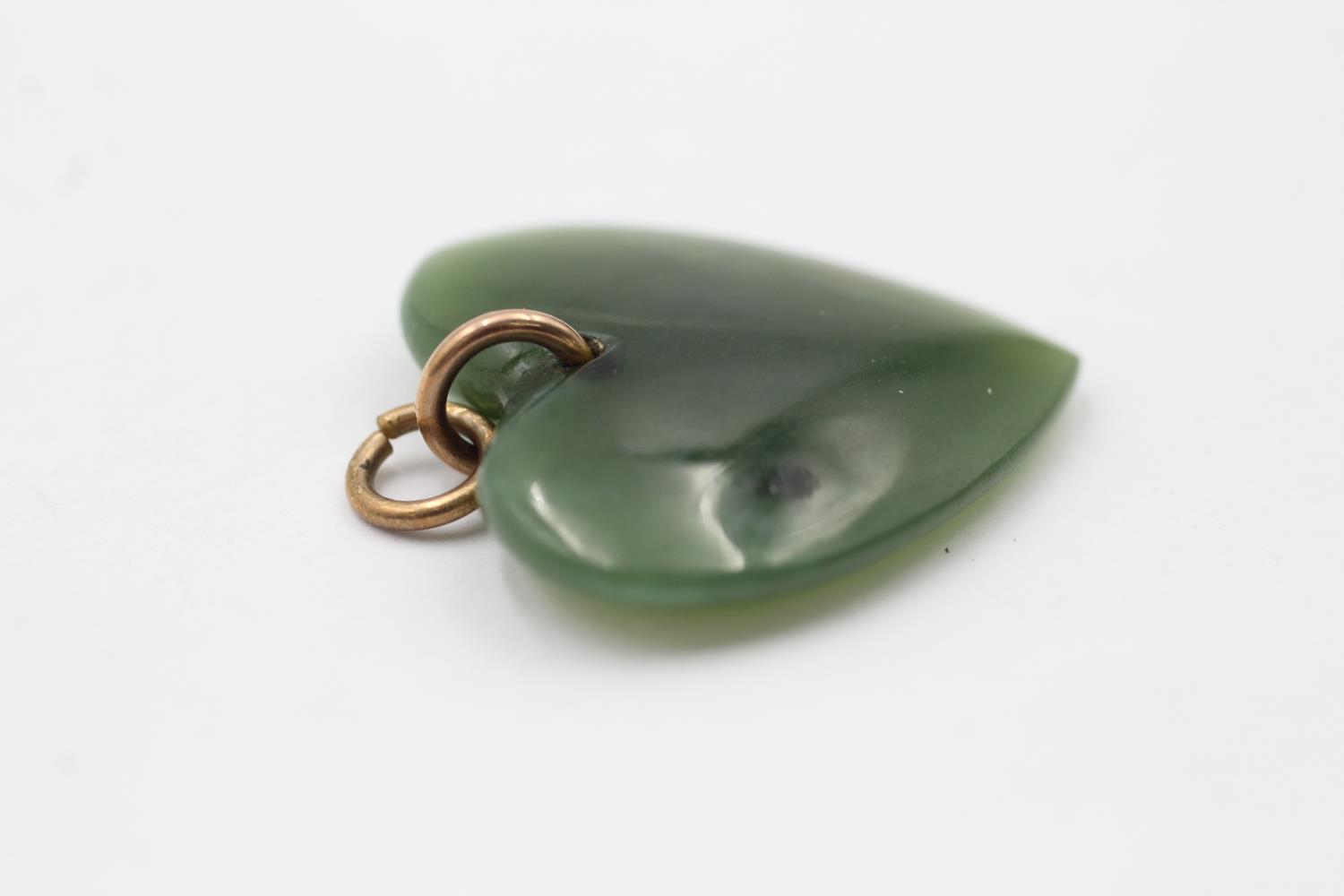 9ct gold antique nephrite heart pendant (4.5g) - Image 2 of 4