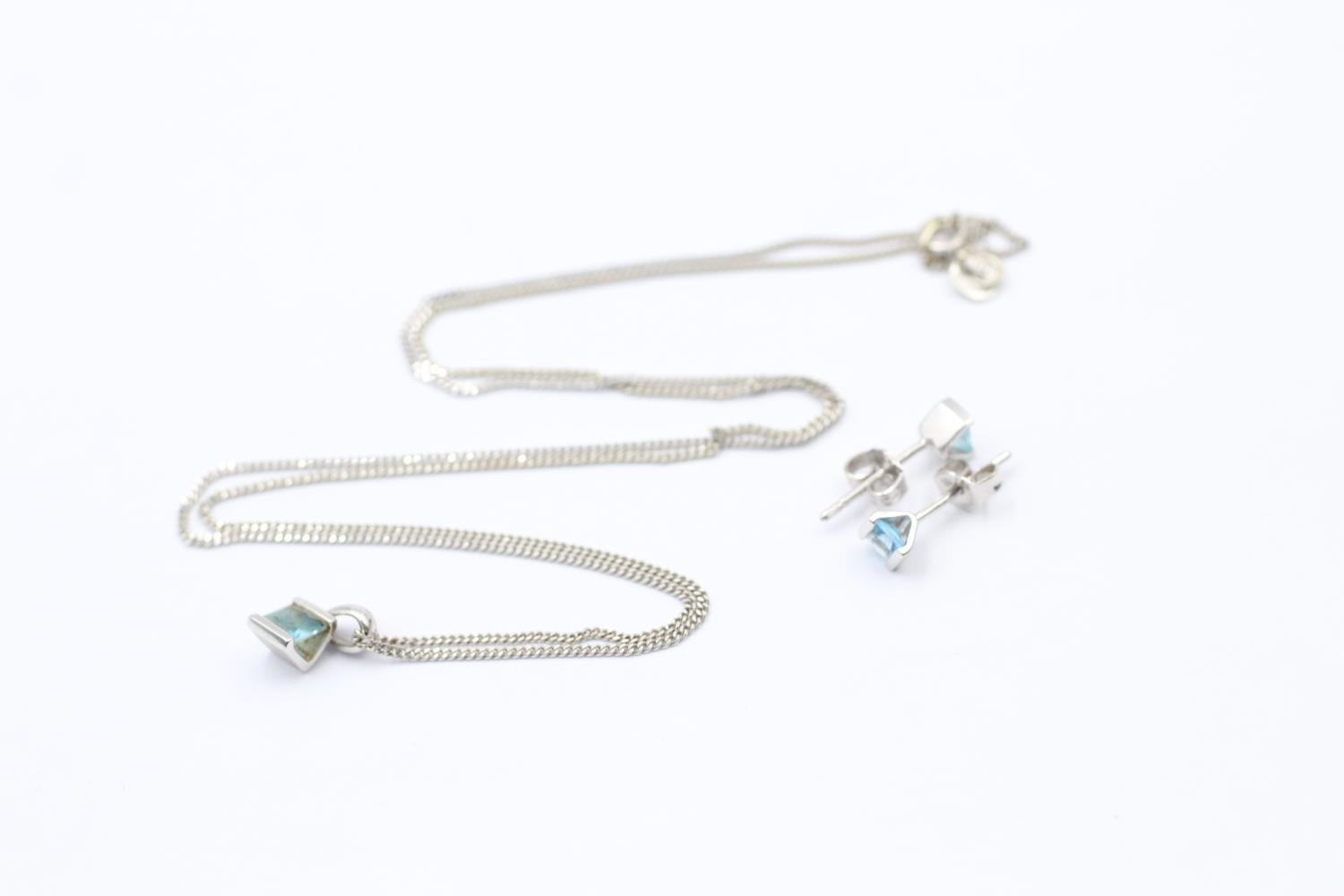 9ct white gold blue topaz pendant necklace & stud earrings set (2.8g)