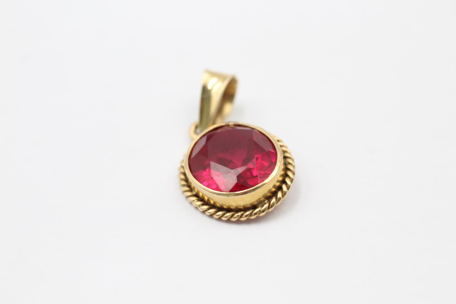 18ct gold synthetic ruby drop pendant necklace (4.4g)