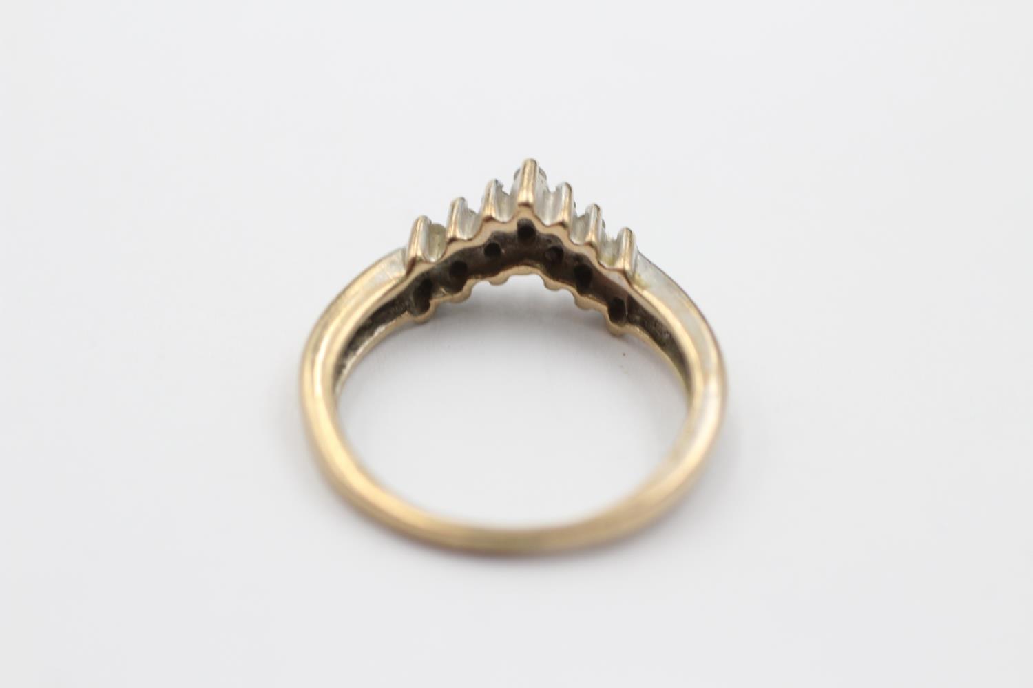 9ct gold diamond chevron ring (2.6g) size M - Image 3 of 4