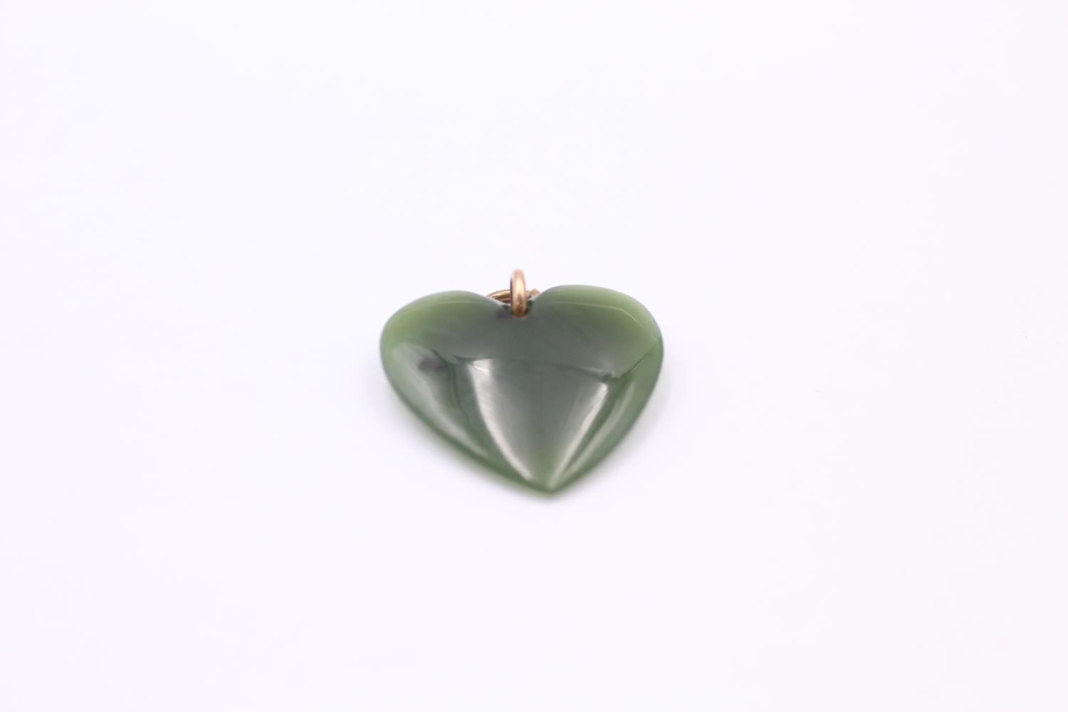 9ct gold antique nephrite heart pendant (4.5g)