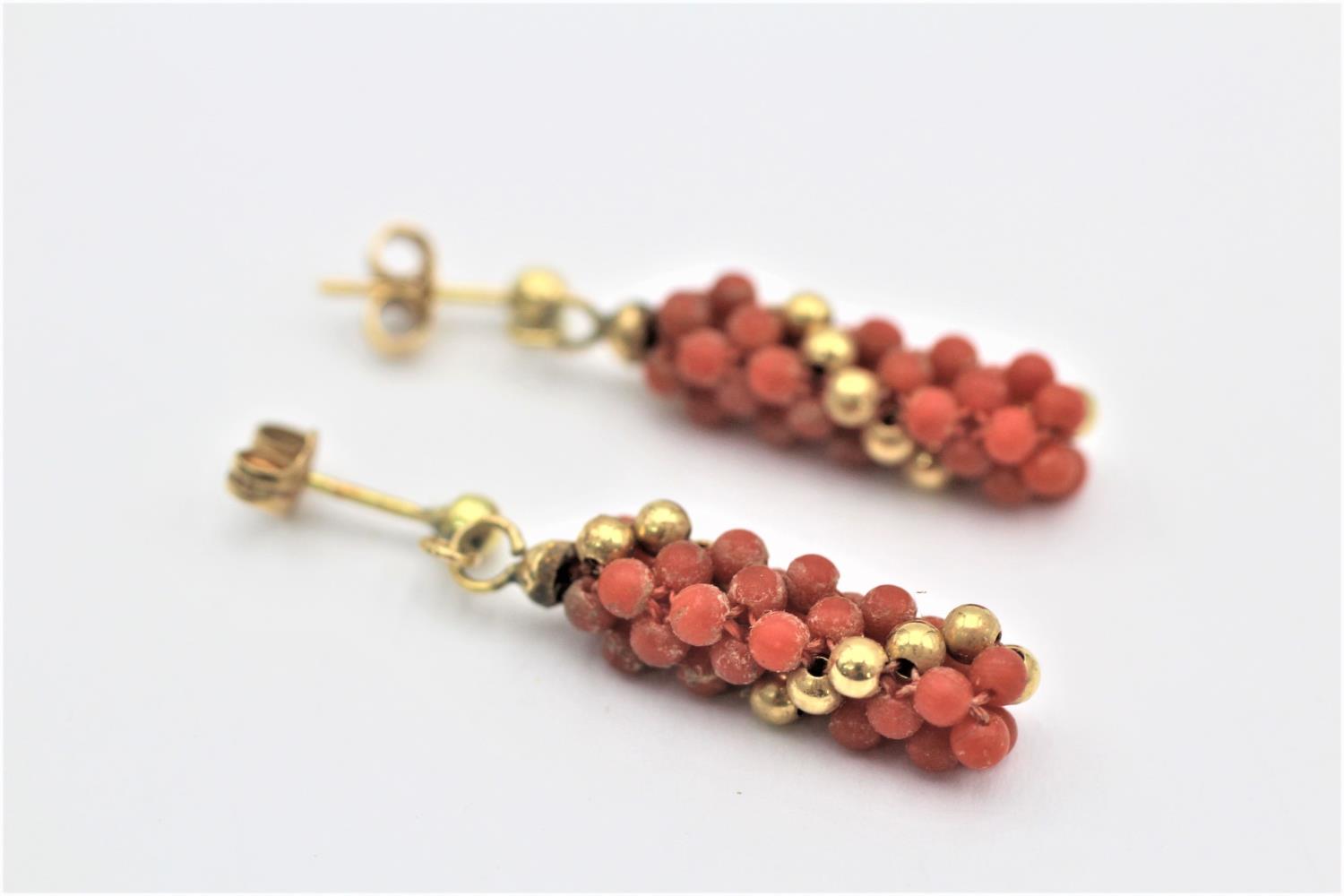 18ct gold vintage coral bead drop earrings (2.7g)