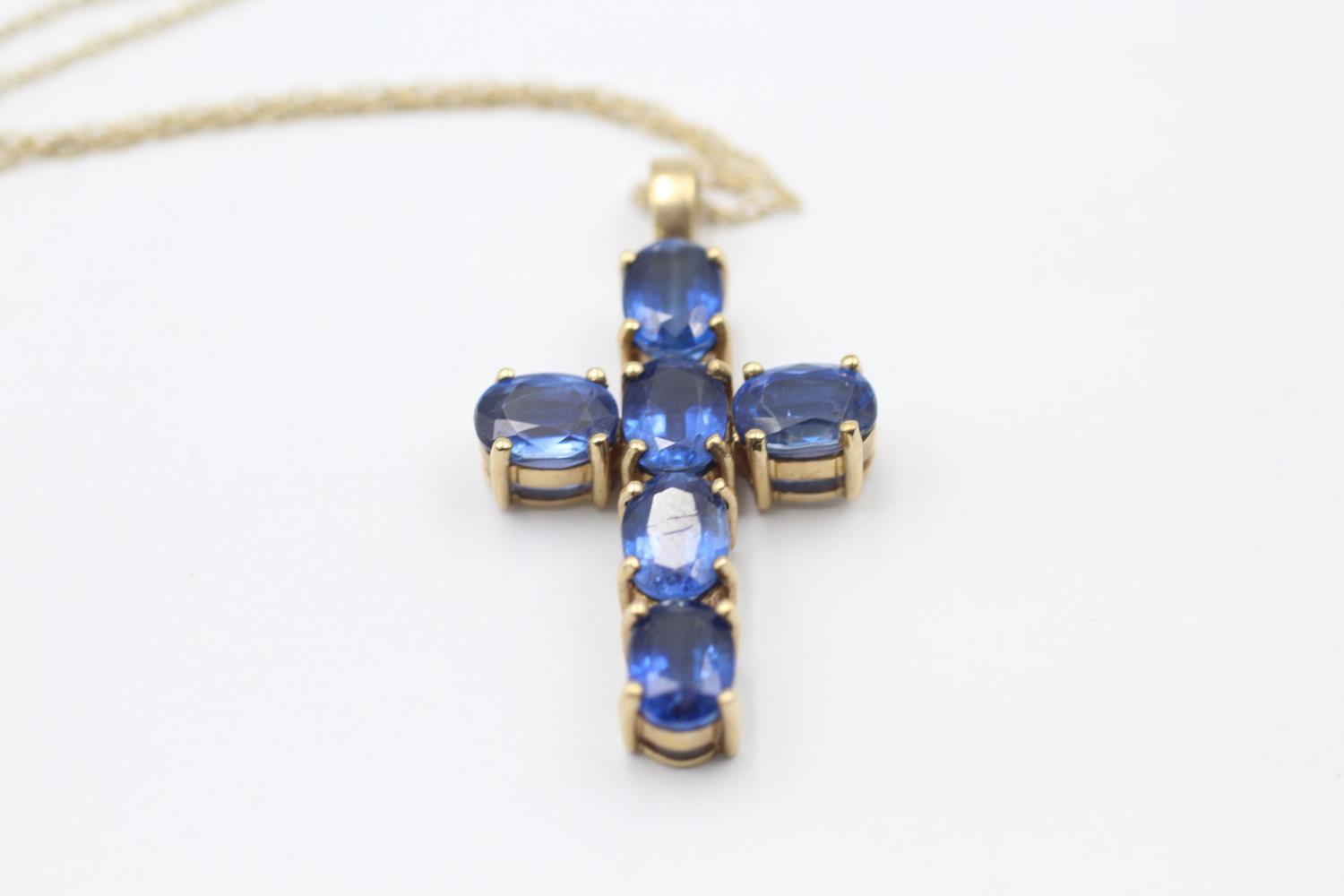 9ct gold kyanite set cross pendant necklace (5.1g)