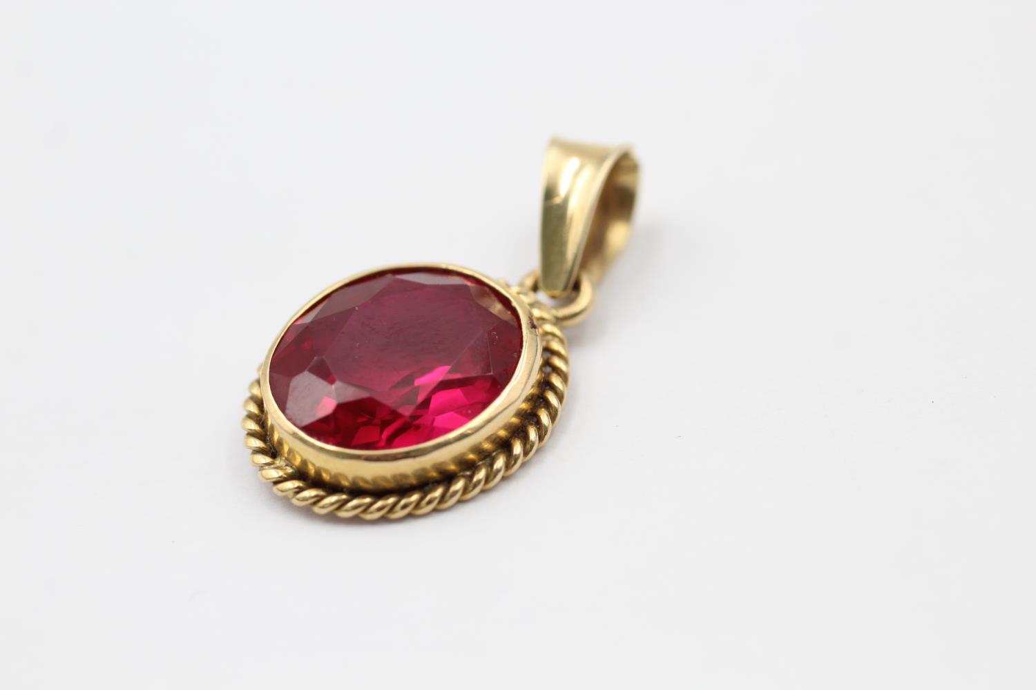 18ct gold synthetic ruby drop pendant necklace (4.4g) - Image 2 of 4