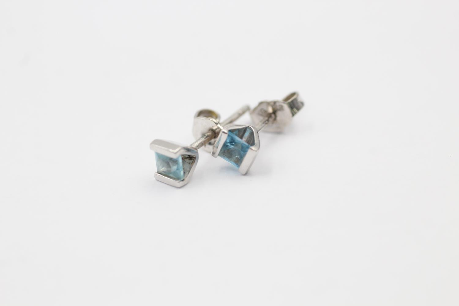 9ct white gold blue topaz pendant necklace & stud earrings set (2.8g) - Image 4 of 4