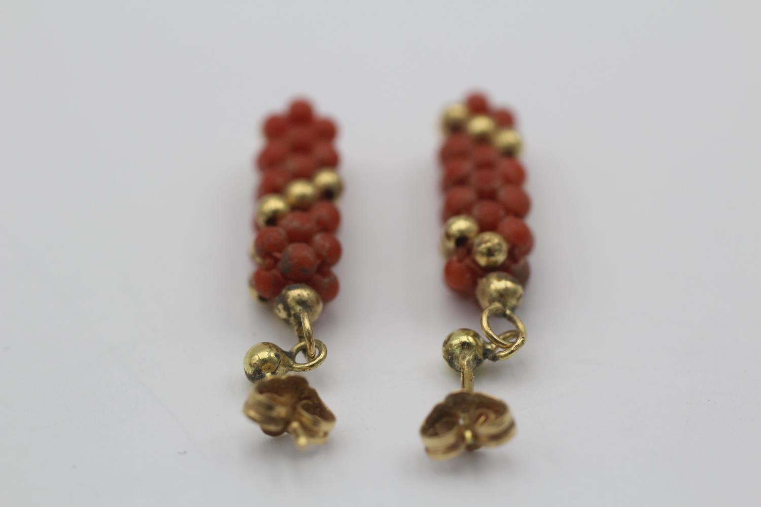 18ct gold vintage coral bead drop earrings (2.7g) - Image 2 of 5