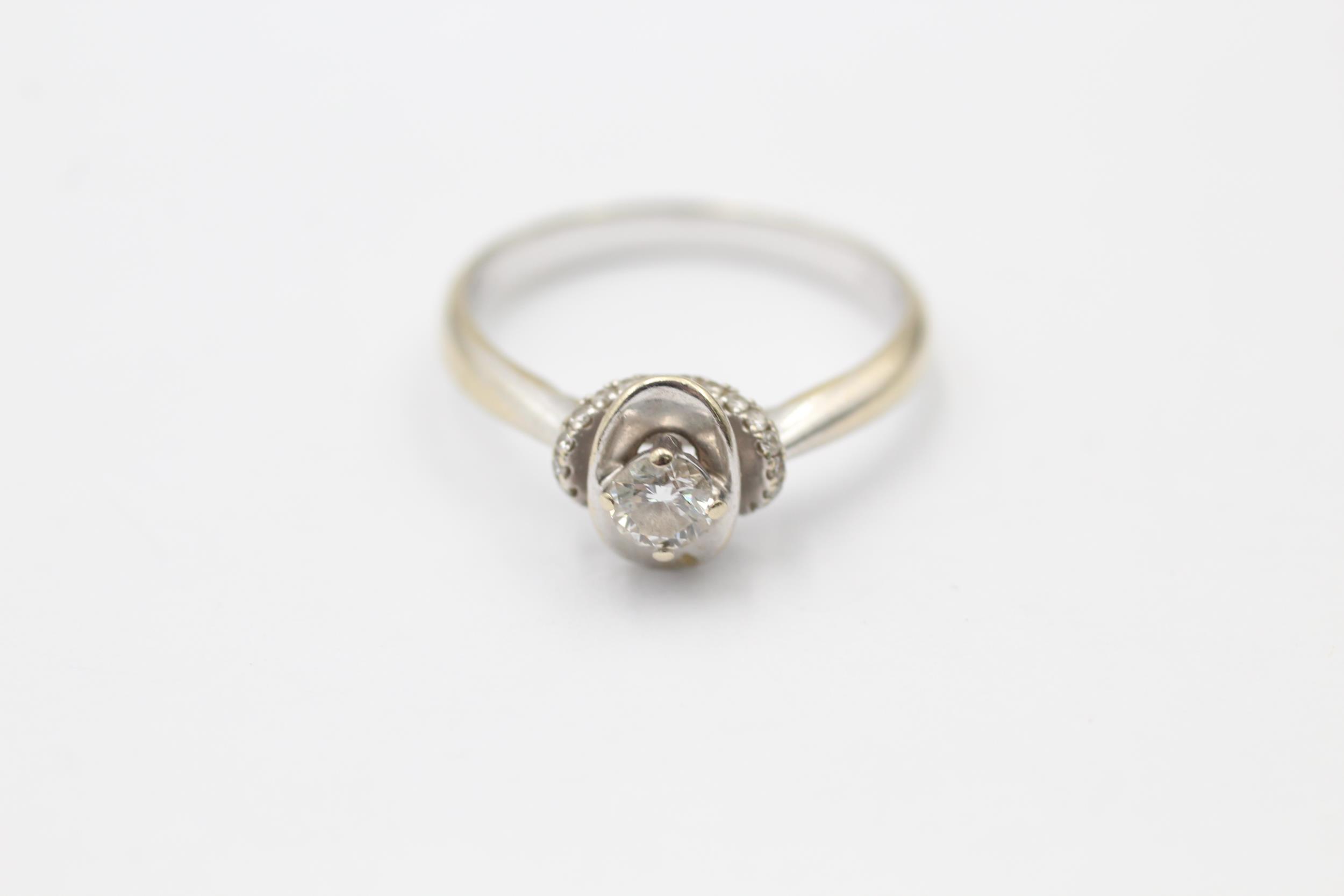 18ct white gold diamond stylised halo dress ring (2.7g) Size