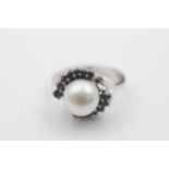 14ct white gold pearl & sapphire twist setting cocktail ring (6.7g) Size N