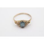 9ct gold blue synthetic spinel solitaire ring with openwork detail (1.9g) Size U