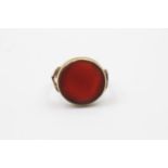 9ct gold carnelian signet style ring (3.2g) Size J