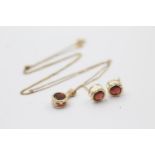 9ct gold garnet pendant necklace & stud earrings set (1.5g)