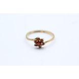 9ct gold vintage garnet set cluster ring - size n1/2 (1.1g)