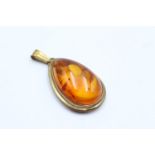 8ct gold Baltic amber cabochon set pendant (3.8g)