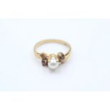 9ct gold cultured pearl and garnet set dress ring - size k1/2 (2g)