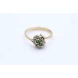 9ct gold vintage emerald and diamond set double cluster ring - size l (1.6g)