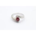 9ct white gold glass filled ruby twist set dress ring - size n1/2 (3.7g)