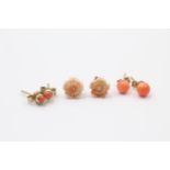 3 x 9ct gold vintage paired coral stud earrings inc. carved flower (2.2g)