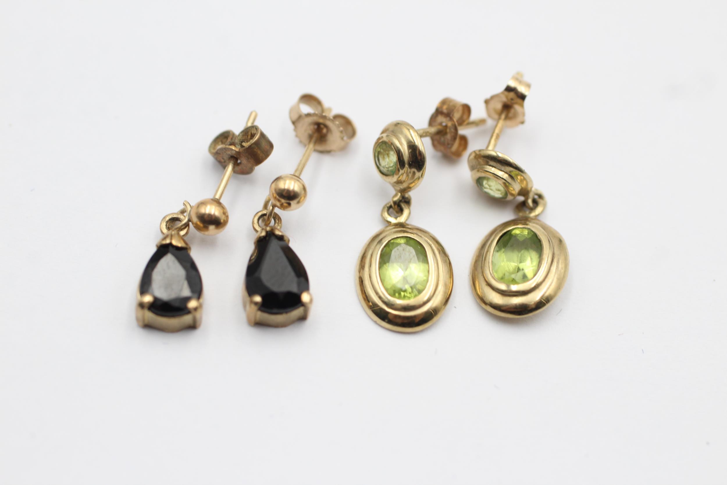 2 X 9ct Gold Vintage Paired Earrings Inc. Peridot & Sapphire (3.3g)