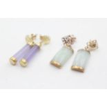 2 x 9ct gold paired jade drop earrings (6.9g)