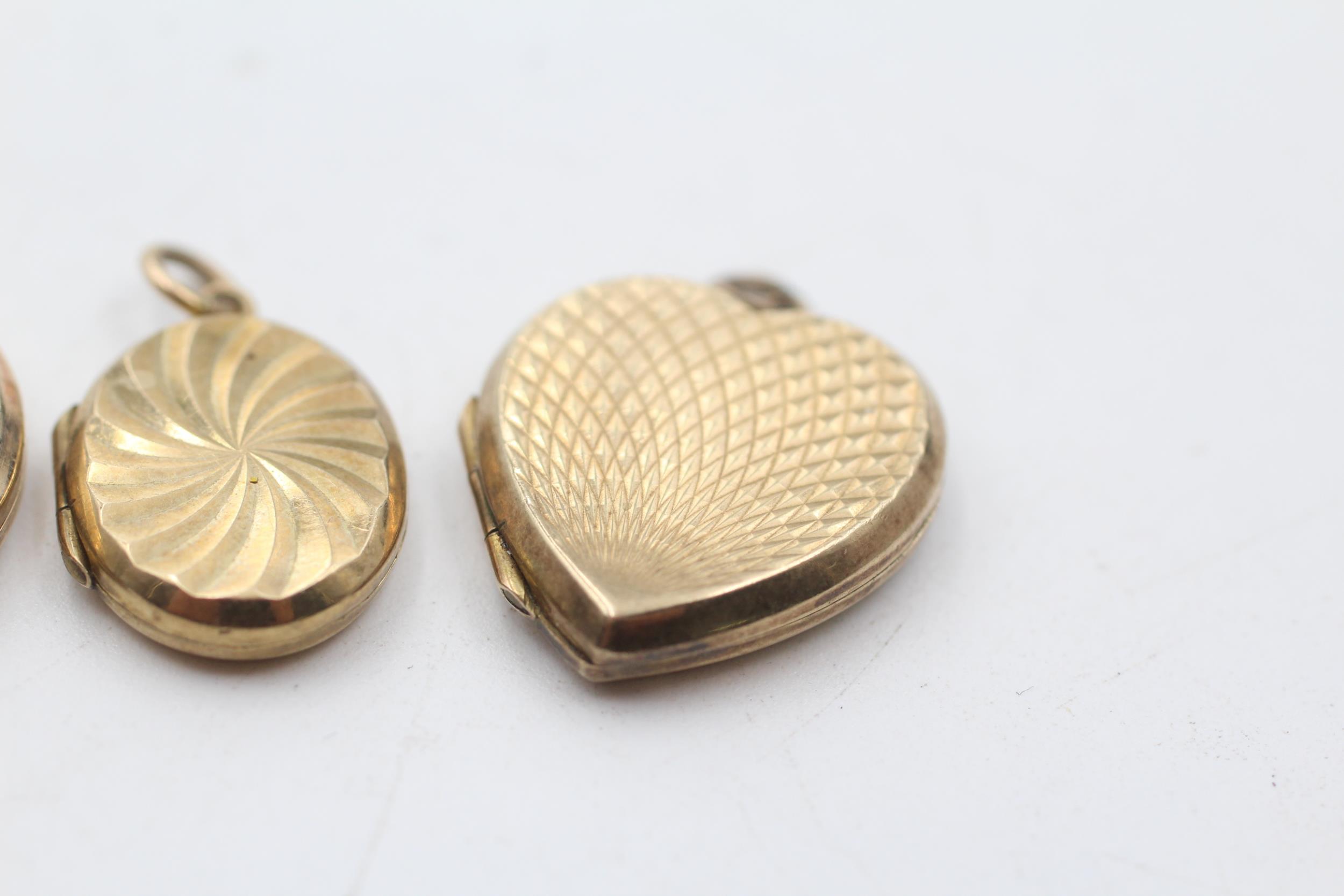 3 x 9ct gold back and front engraved lockets inc. round, heart (11g) - Image 4 of 5