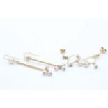 2 x 9ct gold paired cultured pearl drop earrings (3.4g)