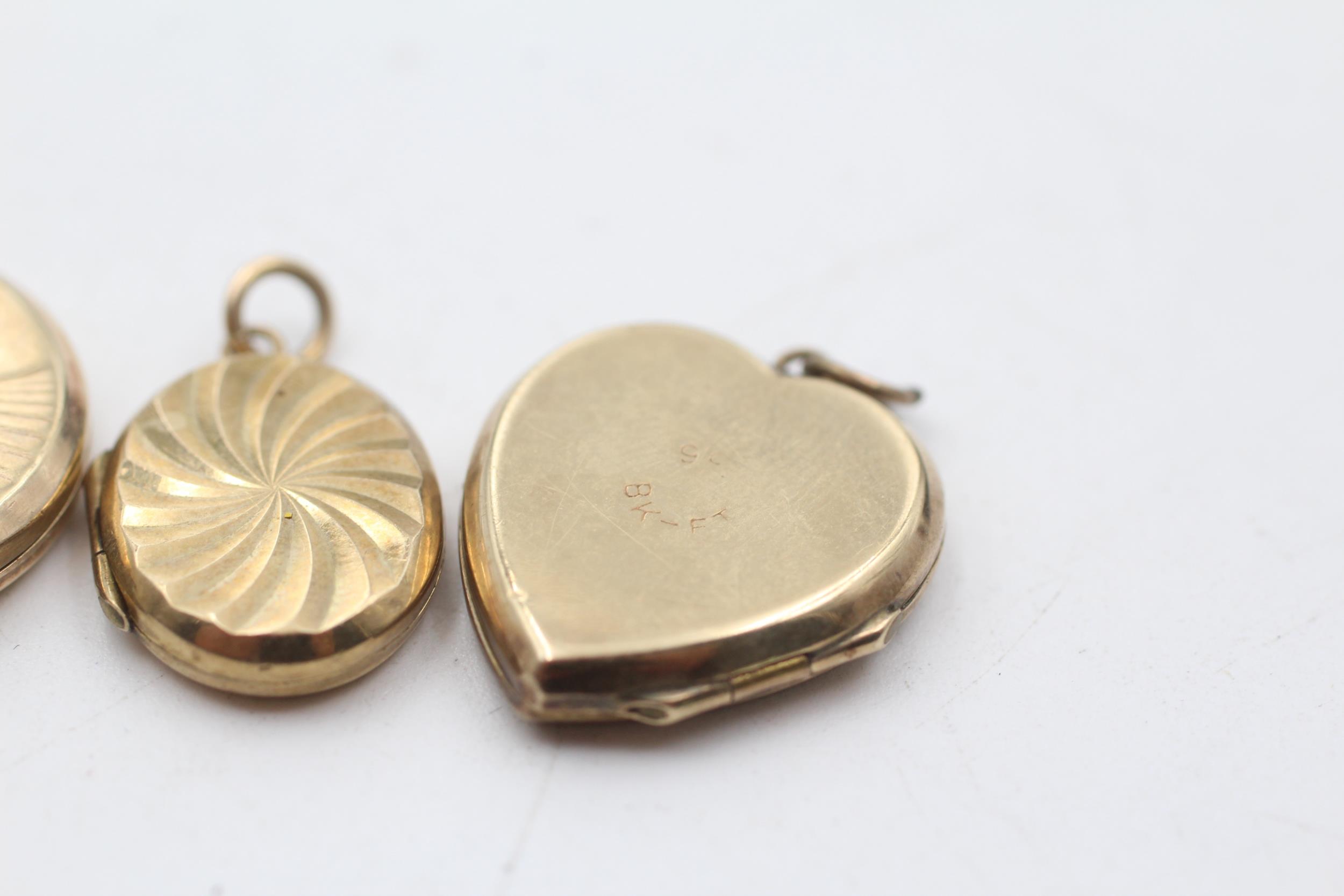 3 x 9ct gold back and front engraved lockets inc. round, heart (11g) - Image 5 of 5