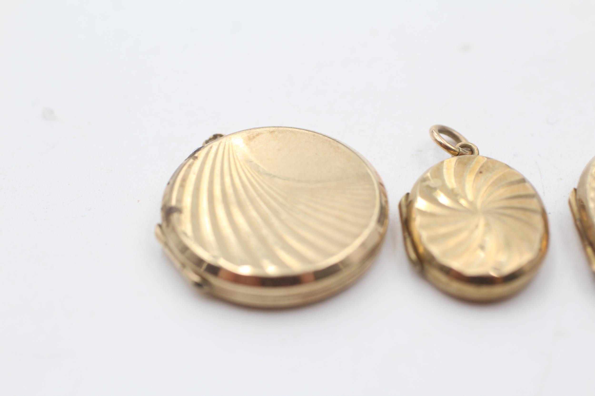 3 x 9ct gold back and front engraved lockets inc. round, heart (11g) - Image 2 of 5