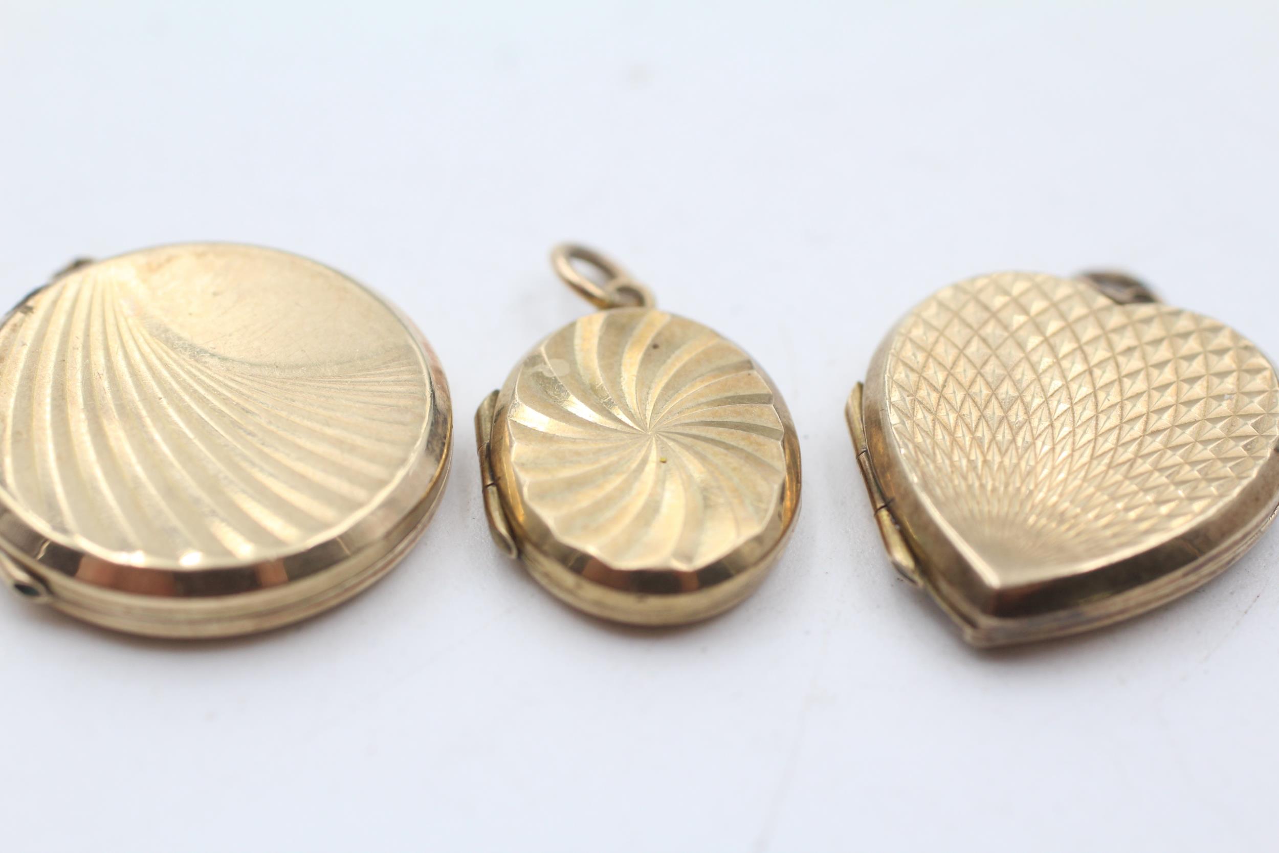 3 x 9ct gold back and front engraved lockets inc. round, heart (11g) - Image 3 of 5