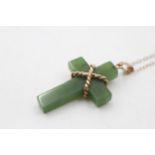 9ct gold intage nephrite cross pendant necklace (4.5g)