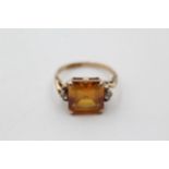 9ct gold synthetic yellow sapphire and clear gemstone shoulder accent ring (3.6g) Size M