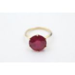 9ct gold glass-filled ruby solitaire cocktail ring (3.7g) Size N + 1/2
