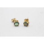 18ct gold paired green gemstone stud earrings (1.6g)