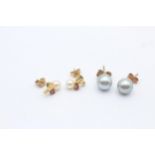 2 x 9ct gold paired cultured pearl stud earrings inc. ruby (2.3g)