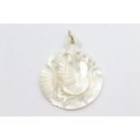 9ct gold bail carved mother of pearl bird pendant (4.2g)