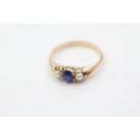 15ct gold sapphire and pearl trilogy ring (2.1g) Size L