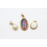 3 x 9ct gold opal and opal triplet pendants (3.5g)