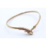9ct gold ruby snake bangle (8g)