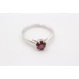 9ct Gold and Garnet ring (2.2g)Size N 1/2