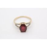 9ct Gold Glass Filled Ruby And Diamond Split Shank Solitaire Shoulder Set Ring (2.2g)Size O
