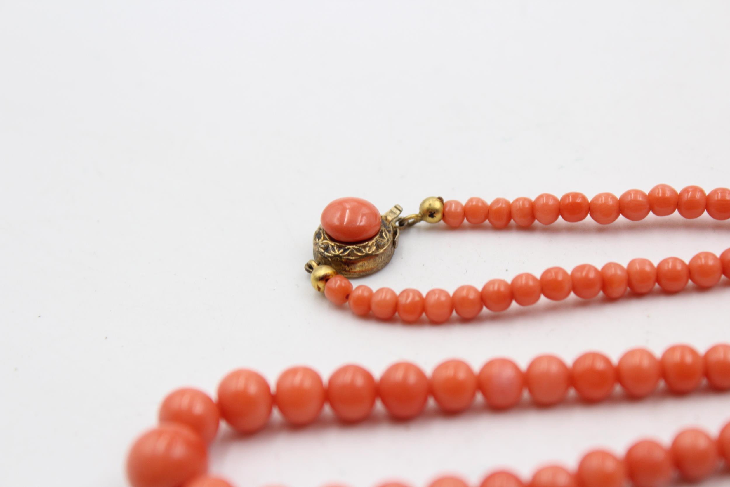 A Silver Clasped Graduated Coral Bead Necklace (24g) - Image 2 of 6