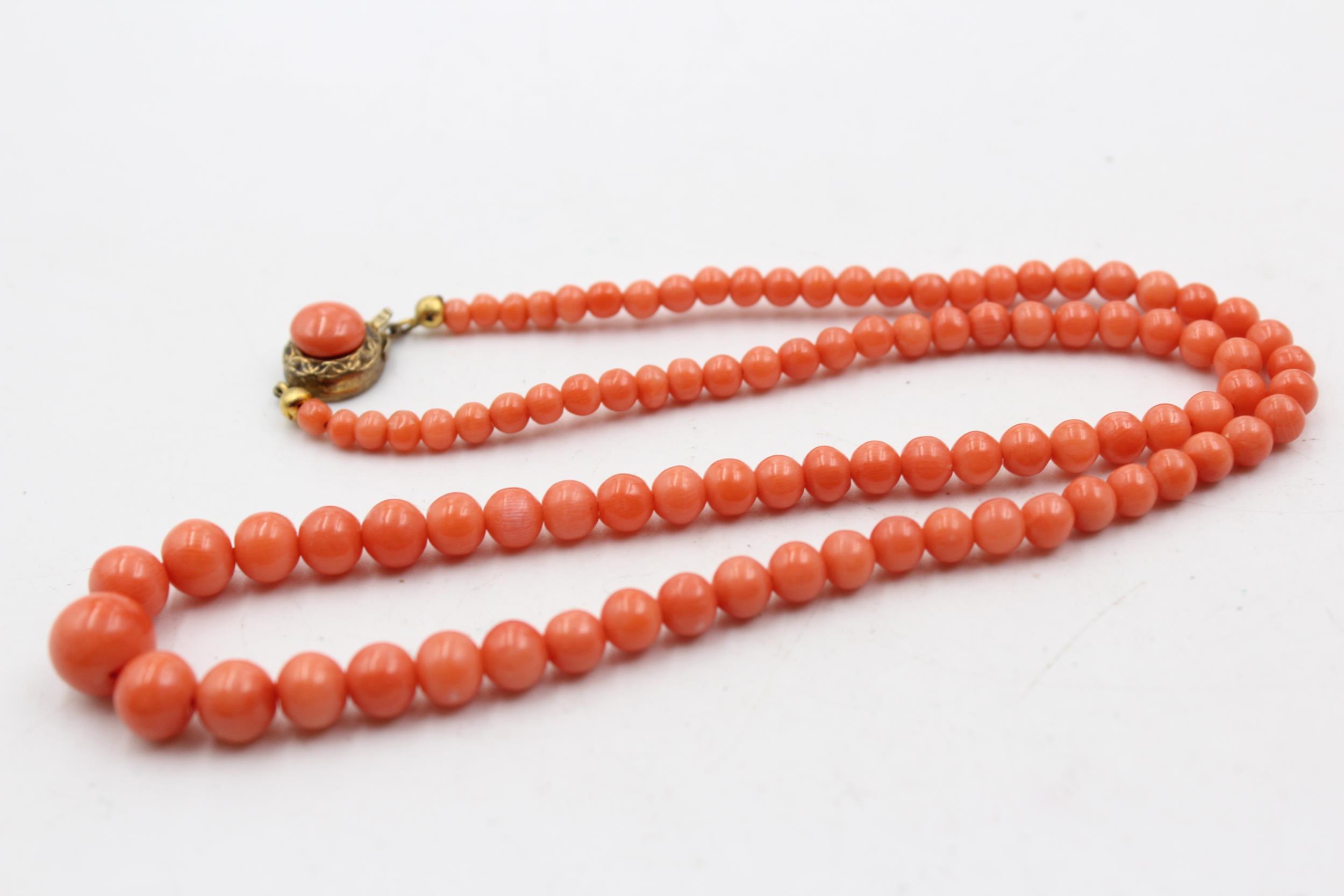 A Silver Clasped Graduated Coral Bead Necklace (24g)