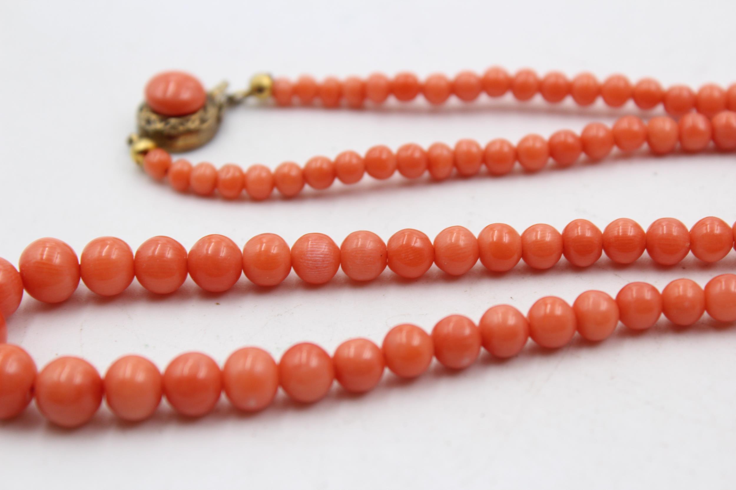 A Silver Clasped Graduated Coral Bead Necklace (24g) - Image 4 of 6