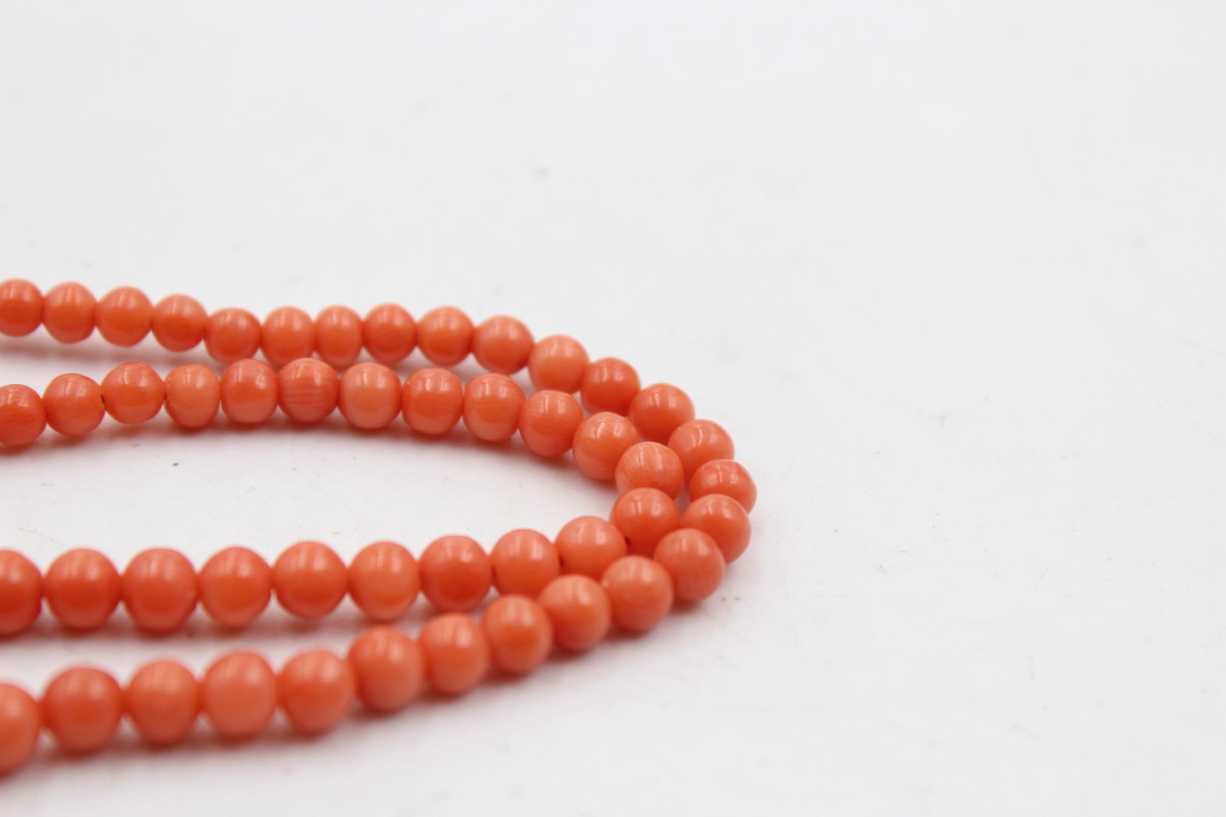 A Silver Clasped Graduated Coral Bead Necklace (24g) - Image 6 of 6