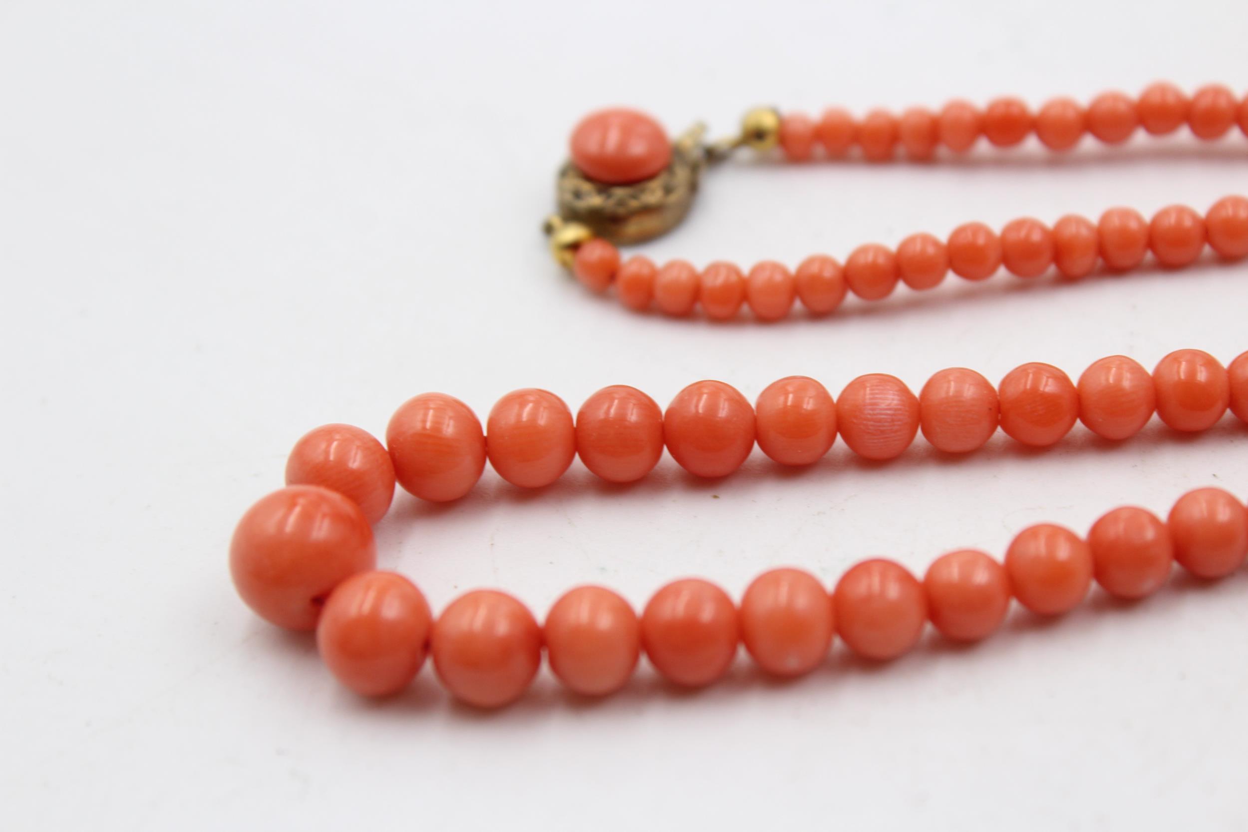 A Silver Clasped Graduated Coral Bead Necklace (24g) - Image 3 of 6